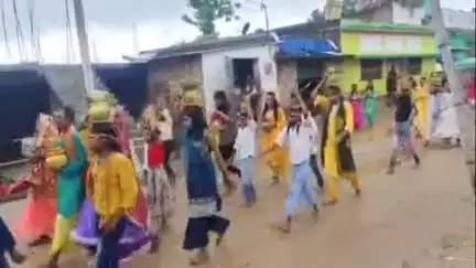 झाझा: धपरी गांव में दो दिवसीय अष्टयाम सह हरि कीर्तन प्रारंभ, निकाली गई कलश शोभायात्रा
