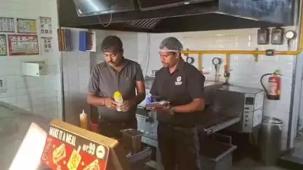 କୋରେଇ: ପୌର ପ୍ରଶାସନ ପକ୍ଷରୁ ଚୋରଦା ସ୍ଥିତ ପିଜାହଟ୍ ଓ କେଏଫସି ଉପରେ ଚଢ଼ାଉ, ଖାଦ୍ୟ ମାନ ଜାଣିବା ପାଇଁ ନମୁନା ସଂଗ୍ରହ