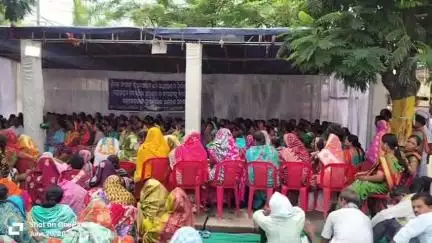 ଅନୁଗୋଳ: ତହସିଲ ଅଫିସ ନିକଟରେ ବଡକେରଯାଙ୍ଗ ଗ୍ରାମବାସୀଙ୍କ ଆମରଣ ଅନଶନ