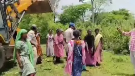 బూర్గంపహాడ్: గిరిజన ఆదివాసీ మహిళలపై ఫారెస్ట్ అధికారులు దాడులు చేశారంటూ ఆవేదన వ్యక్తం చేస్తున్న గిరిజన మహిళలు