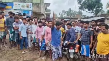 হরিশ্চন্দ্রপুর ২: তালসুর বাজার এলাকায় রাস্তার সমস্যার জেরে স্থানীয়দের বিক্ষোভ #jansamasya