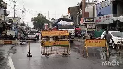 कुनकुरी: भारी बारिश ने नेशनल हाईवे 43 किया जाम, रायपुर जाने के लिए ओडिशा रोड का रास्ता दिखा रही है ट्रैफिक पुलिस