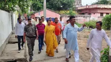 कटिहार: महापौर पहुंचीं नगर निगम क्षेत्र के वार्ड 13 और 36, स्थानीय लोगों की समस्याओं से हुईं अवगत