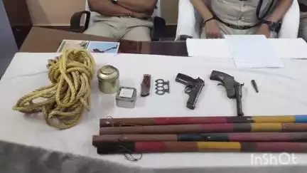 গঙ্গারামপুর: নাকা চেকিংয়ে হরিরামপুরে ধরা পড়ল ডাকাত দল, উদ্ধার আগ্নেয়াস্ত্র ও সরঞ্জাম, গঙ্গারামপুরে সাংবাদিক বৈঠক করে জানাল পুলিশ