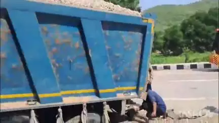 खमनोर: हल्दीघाटी रोड पर शाही बाग के पास सड़क में धंसा डंपर, बड़ा हादसा टला