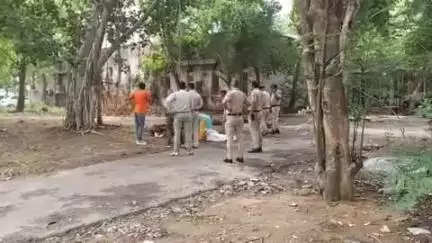 रोहतक: रोहतक पीजीआई में पोस्टमॉर्टम हाउस के सामने युवक ने खुद को गोली मारकर की आत्महत्या, पिस्तौल ज़ब्त