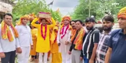 किरावली: गांव जैनपुरा में धूमधाम से निकली कलश यात्रा, श्रीमद्भागवत कथा हुई शुरू