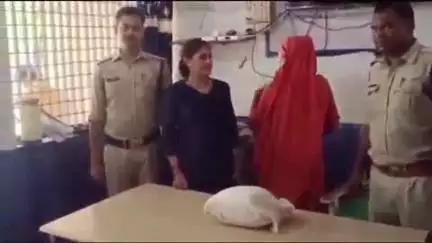 निवाड़ी: ओरछा पुलिस ने साधु के भेष में बैठी महिला को गांजे की तस्करी करने के मामले में किया गिरफ्तार, 1100 ग्राम गांजा ज़ब्त