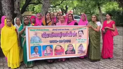 एटा: आंगनबाड़ी कार्यकत्रियों ने अपनी समस्याओं को लेकर कलेक्ट्रेट में सौंपा ज्ञापन, राज्य कर्मचारी घोषित करने की मांग