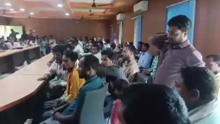 दिघलबैंक: सभागार भवन दिघलबैंक में बीडीओ ने स्वच्छता कर्मियों व वार्ड सदस्यों के साथ की बैठक, दिए दिशा-निर्देश