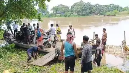 মেদিনীপুর: নজরগঞ্জ কংসাবতী ঘাটে স্রোতে ভেসে গিয়েছিল সেতু, শুরু হল নৌকা চলাচল