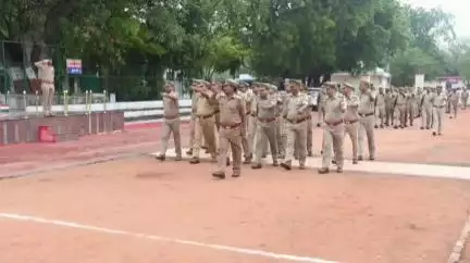 ललितपुर: रिजर्व पुलिस लाइन में पुलिस अधीक्षक ने ली परेड की सलामी, पुलिस की विभिन्न शाखाओं का किया निरीक्षण