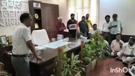 आगरा: शहर में जलभराव और सफाई की समस्या को लेकर कांग्रेसियों ने नगर आयुक्त कार्यालय पर किया धरना प्रदर्शन
