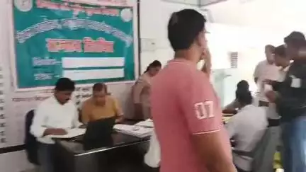 आदित्यपुर गम्हरिया: अंचल कार्यालय परिसर में राजस्व शिविर का आयोजन किया गया, अंचल अधिकारी रहे उपस्थित