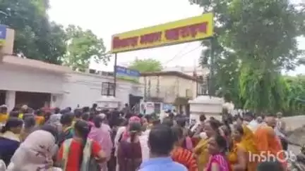 बहराइच: विकास भवन के पास आंगनबाड़ी कर्मचारी संघ संयुक्त मोर्चा के पदाधिकारियों ने किया प्रदर्शन, दिया 12 सूत्री मांगों का ज्ञापन