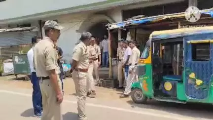 খোয়াই: পুরান বাজার অটো স্ট্যান্ডে যাত্রীবাহী অটোতে তল্লাশি চালিয়ে উদ্ধার দুই প্যাকেট ইয়াবা ট্যাবলেট