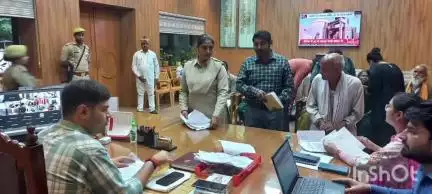 हरदोई: कलेक्ट्रेट ऑफिस में जिलाधिकारी ने की जनसुनवाई, 72 शिकायतें प्राप्त हुईं, गुणवत्तापूर्ण निस्तारण के दिए निर्देश