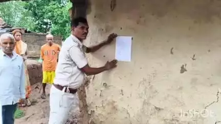 मदनपुर: गोलो सियारी गांव में हत्या मामले में फरार नामजद अभियुक्त के घर पर मदनपुर पुलिस ने चस्पाया इश्तेहार