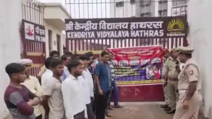 हाथरस: यातायात पुलिस ने पीएम श्री केंद्रीय विद्यालय पर टैक्सी, टेम्पों और ई-रिक्शा चालकों को यातायात नियमों के प्रति जागरूक किया