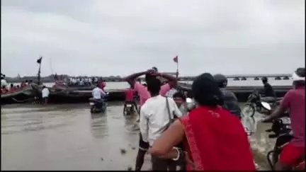 बिदुपुर: गंगा नदी का जलस्तर बढ़ने से बिदपुर और राघोपुर को जोड़ने वाला पीपा पुल बंद किया गया