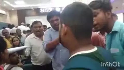 लखीमपुर: जन्म प्रमाण पत्र के नाम पर दलालों ने सदर ब्लॉक में लोगों से ठगे पैसे, कर्मचारियों के संज्ञान लेते ही मौके से हुए फरार