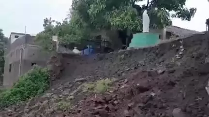वरला: उमर्टी में मकान की दीवार गिरने से पड़ोस के घर को हुआ नुकसान, बाल-बाल बचे लोग