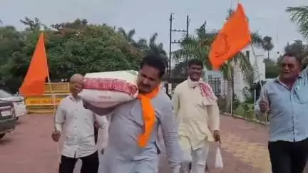 देवास नगर: सोयाबीन बीज की गुणवत्ता को लेकर किसानों ने कलेक्टर कार्यालय में शिकायत की