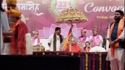 सागर नगर: मंत्री नितिन गडकरी ने छात्रों को स्वामी विवेकानंद और महात्मा गांधी के पदचिन्हों पर चलने का आह्वान किया