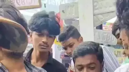 ஓசூர்: பாகலூரில் ATM கார்டை வாங்கி மோசடியில் ஈடுபட முயன்ற வடமாநில வாலிபர் : மடக்கி பிடித்து  போலீசாரிடம் ஒப்படைப்பு