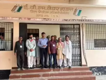 मऊ: कलेक्ट्रेट में राजनीतिक दलों के प्रतिनिधियों की उपस्थिति में डीएम ने ईवीएम/वीवीपैट वेयरहाउस का किया अंतरिक निरीक्षण