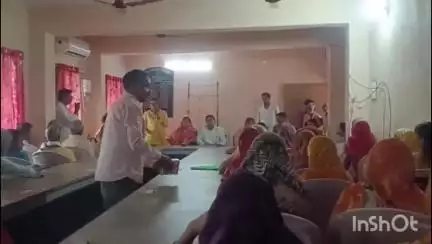 रामगढ़: नगर पंचायत कार्यालय के सभागार में पीएम आवास योजना की लाभुकों को दी गई जानकारियां