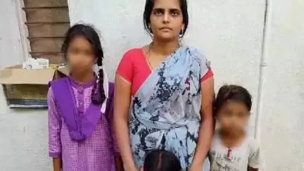 గంగాధర నెల్లూరు: కార్వేటినగరం ఎక్సైజ్ పోలీసులు నా భర్తను బలవంతంగా  తీసుకెళ్లారని  భార్య ఆవేదన
