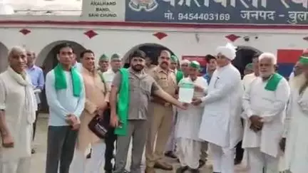 स्याना कोतवाली परिसर में भाकियू कार्यकर्ताओं ने सोशल मीडिया पर अभद्रता करने वालों के खिलाफ कार्रवाई को लेकर सौंपा ज्ञापन