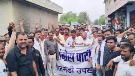 रामगंजमण्डी: बिजली व्यवस्था में सुधार के लिए कांग्रेस ने अम्बेडकर सर्किल पर किया धरना प्रदर्शन, ऊर्जा मंत्री के नाम सौंपा ज्ञापन