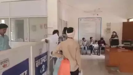 पानसेमल: पानसेमल में बारिश से सर्वर डाउन, लोग परेशान, लोकसेवा केंद्र संचालक ने काम चलने की जानकारी दी