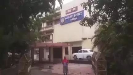 नरसिंहपुर: पति की मौत के बाद पत्नी को नहीं मिल रहा हक, ससुराल वाले कर रहे परेशान, महिला ने कलेक्टर को सुनाई आपबीती