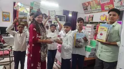 बड़वानी: नवीन शैक्षणिक सत्र का शुभारंभ: पीएम श्री स्कूल के विद्यार्थियों को मुफ्त पाठ्यपुस्तकों का वितरण