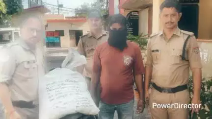 लालकुऑ: लालकुआं पुलिस टीम ने 200 पाउच कच्ची शराब के साथ दो तस्करों को स्कूटी में परिवहन करते हुए किया गिरफ्तार