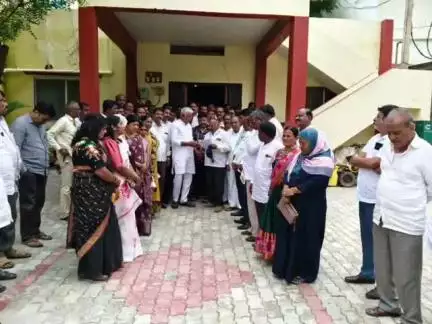 ಬ್ಯಾಡಗಿ: ಪಟ್ಟಣದಲ್ಲಿ ಎಸ್ ಜೆ ಜೆ ಎಂ ಕಾಲೇಜಿನಿಂದ ಹಂಸಭಾವಿಗೆ ತೆರಳುವ ರಸ್ತೆಗೆ ಸುರೇಶಗೌಡ ಪಾಟೀಲ್ ಹೆಸರು ನಾಮಕರಣ ಮಾಡಿ ಪಟ್ಟಣದಲ್ಲಿ ಶಾಸಕರಿಗೆ ಮನವಿ