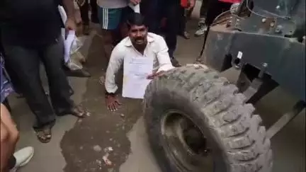 इंदौर: इंदौर में अतिक्रमण हटाने के लिए पहुंची निगम की टीम को करना पड़ा विरोध का सामना, JCB के सामने लेटा युवक; बैरंग लौटी टीम