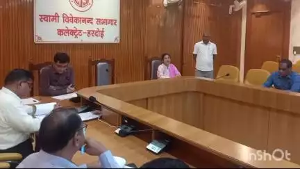 हरदोई: स्वामी विवेकानंद सभागार में एडीएम प्रियंका सिंह की अध्यक्षता में नगर निकाय व डूडा की बैठक हुई