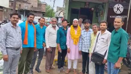 *हाजियों की होने लगी 45 दिवसीय हजयात्रा से वापसी श्रीअशलम राईन का सब्जी मंडी अध्यक्ष नरेंद्र कुशवाहा ने  किया स्वागत*