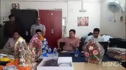 बलरामपुर: आबकारी कार्यालय में आबकारी निरीक्षक अनंत कुमार मिश्र का स्थानांतरण, विदाई समारोह का आयोजन किया गया