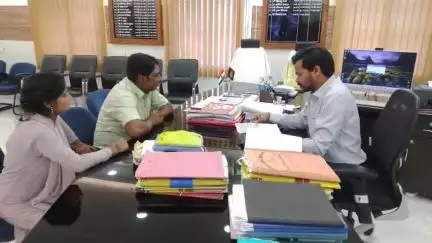 किशनगंज: जिलाधिकारी विशाल राज से मिले आमजन, समस्याओं के समाधान का मिला आश्वासन