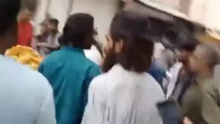 महू एमजी रोड पर दुकान के बाहर सामान रखने वालों और ठेलों के खिलाफ हुई कार्रवाई, आई जागरूकता