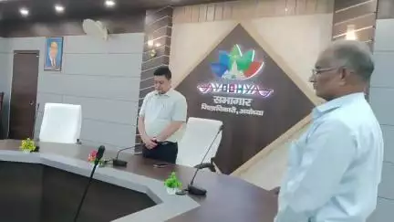 कलेक्ट्रेट परिसर में वरिष्ठ सहायक गीता देवी के निधन पर जिलाधिकारी ने जताया शोक