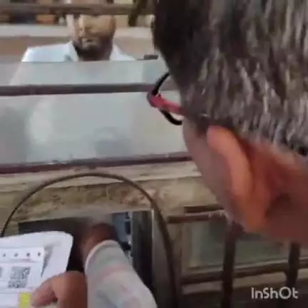 ऊंचाहार: ऊंचाहार रेलवे स्टेशन पर टिकट काउंटर पर शराब के नशे में टिकट बांटते ऑपरेटर का वीडियो हुआ वायरल