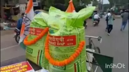रायपुर: कलेक्ट्रेट में खाद की कमी को लेकर कांग्रेस नेताओं ने किया प्रदर्शन