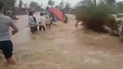 शिवपुरी: कुंवरपुर गांव के पास उफान पर आए नाले में ट्रैक्टर ट्रॉली बही, सिरसौद थाना क्षेत्र में हुई घटना