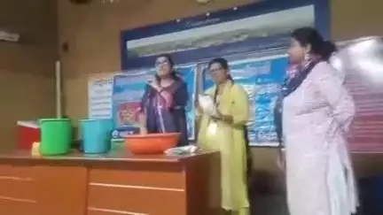 खंडवा नगर: नगर निगम खंडवा ने कार्यशाला का आयोजन कर महिलाओं को दी मिट्टी से मूर्ति बनाने की ट्रेनिंग